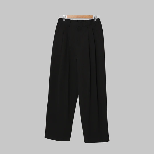 背中にゴムの入ったタックワイドパンツ