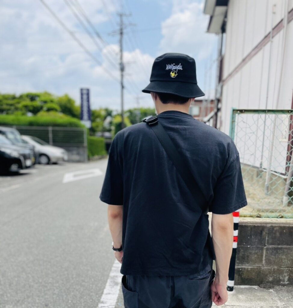 バケットハットのコーディネート