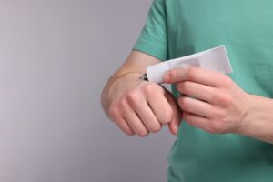 麻酔クリームを使えばレーザー脱毛は痛くない？メリットや注意点を徹底解説