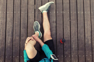 男のすね毛はツルツル派？残す派？ムダ毛の処理方法と脱毛の選び方を解説！